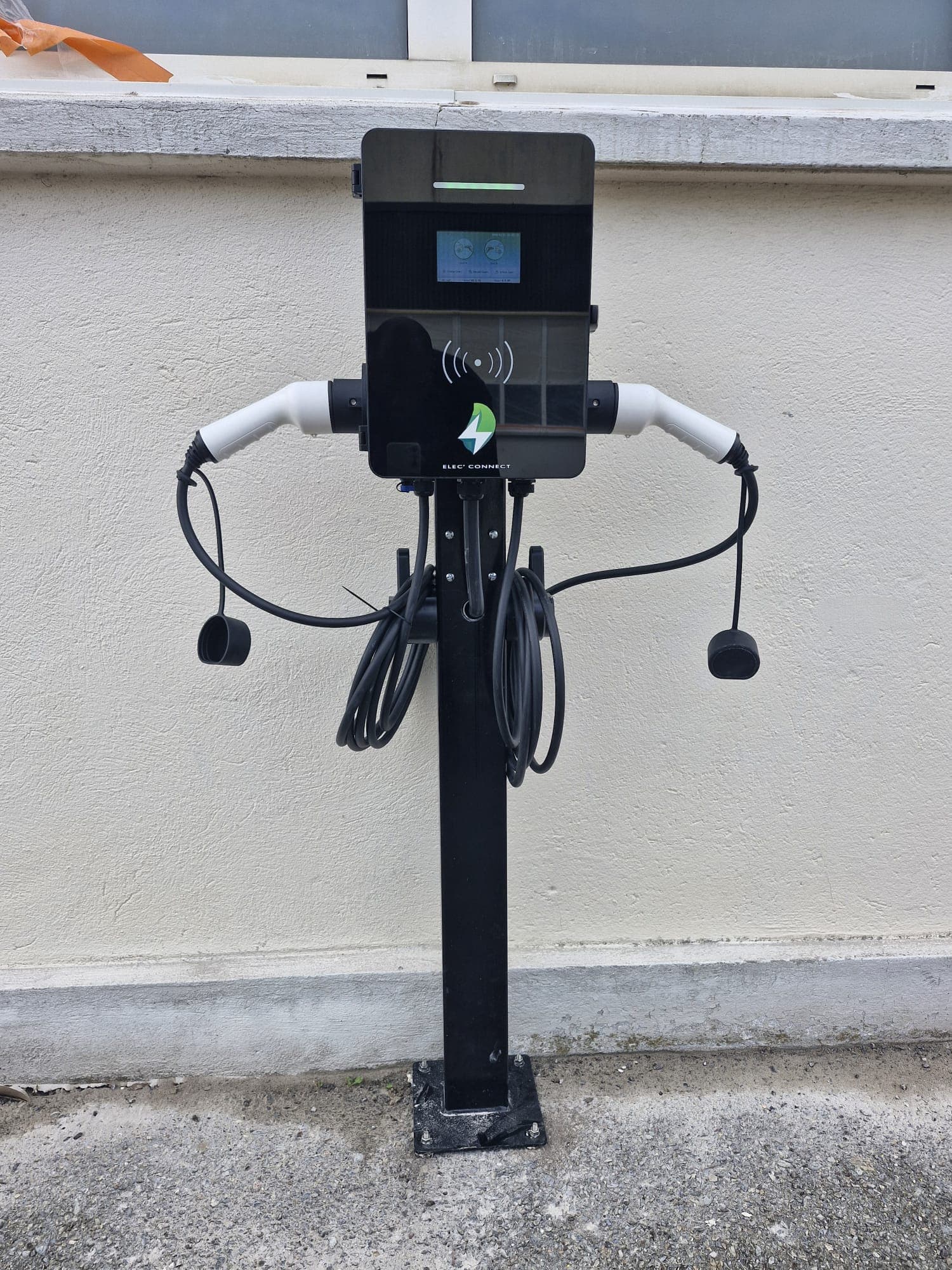 Borne de recharge ELEC'CONNECT sur site professionnel