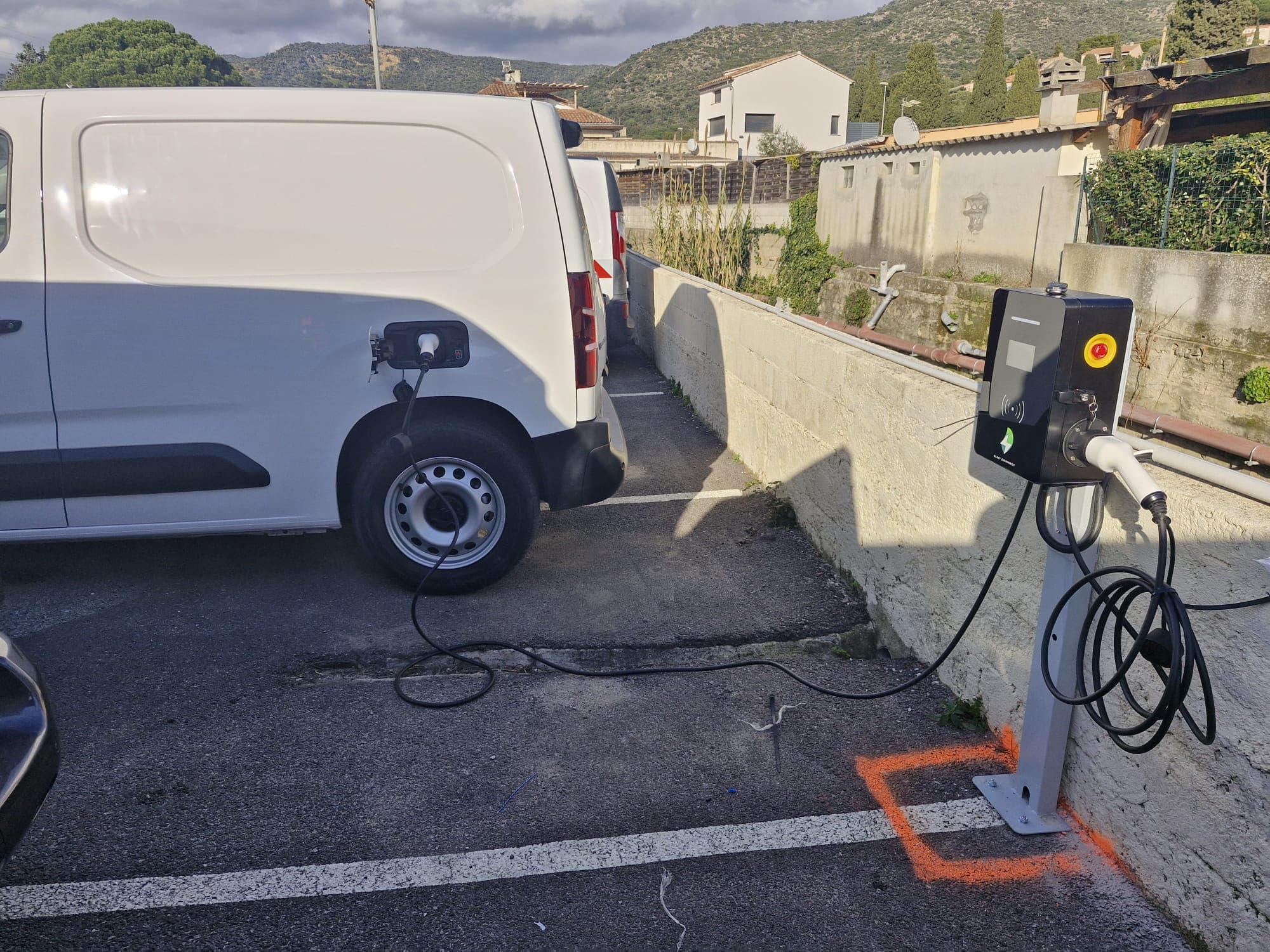 Parking équipé de bornes de recharge professionnelles